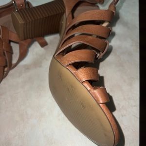 Baxter 8.5 M beautiful sandal heel.